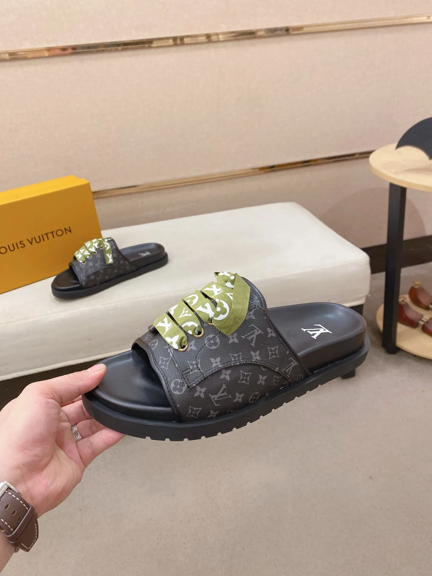 Men's shoes 💰: 340💰Made by LV🔍Top purchasing agents. Men's spring and summer slippers are available at the same counter. The uppers are imported cowhide from Italy, with logo graphics and high-quality craftsmanship. Soles: original soles specially provided by the original factory. Exclusive movable molded soles are super comfortable. Original goods follow orders. 🔍🔍High quality. You can enter and exit the counter at will. Welcome to compare. Size 38-44.